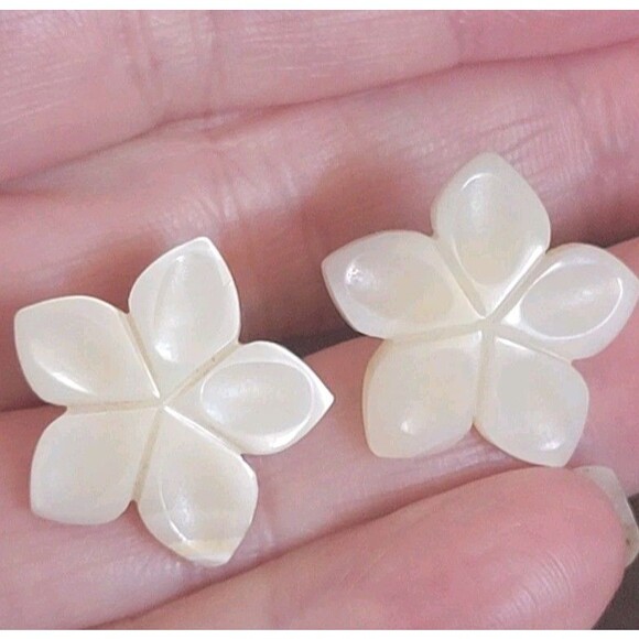 Vintage Mother of Pearl Carved Hawaiian Plumeria Flower Stud Post Earrings - Picture 6 of 6